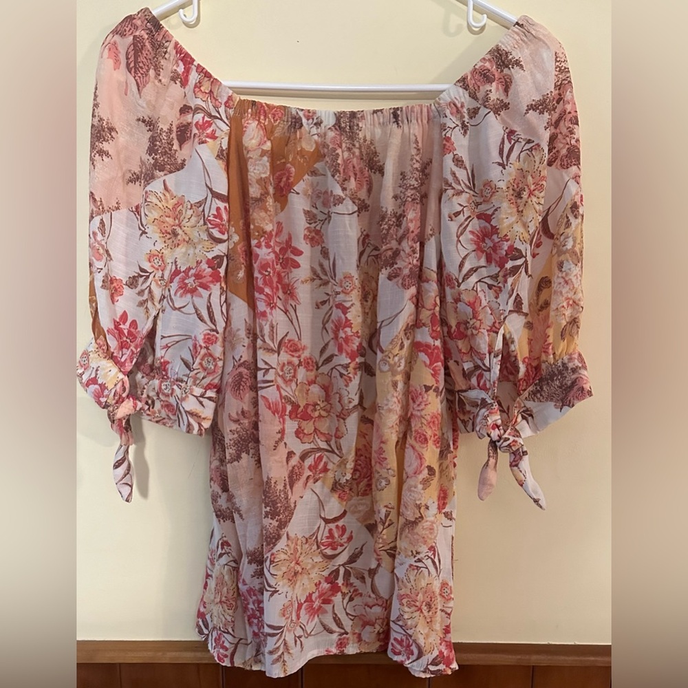 LAUREN CONRAD size SMALL cream with floral print buttoned up short sleeved top - Picture 2 of 7